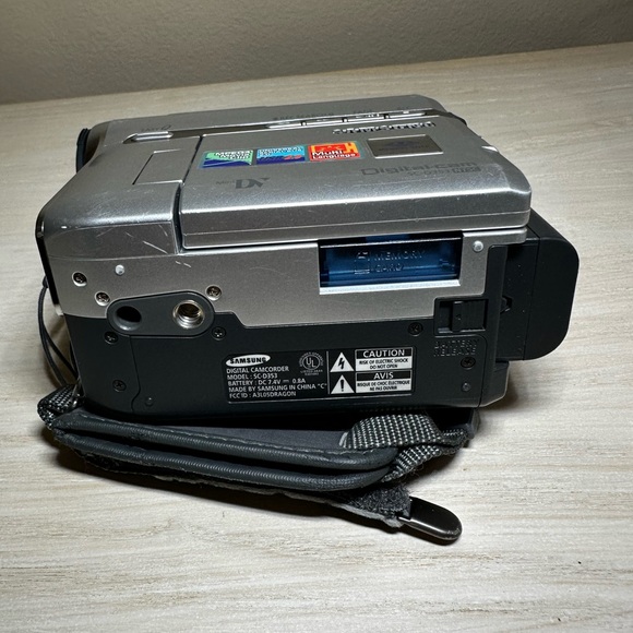 Samsung Digital-Cam SC-D353 NTSC Mini DV Camcorder UNTESTED No Charger for parts - Picture 6 of 11